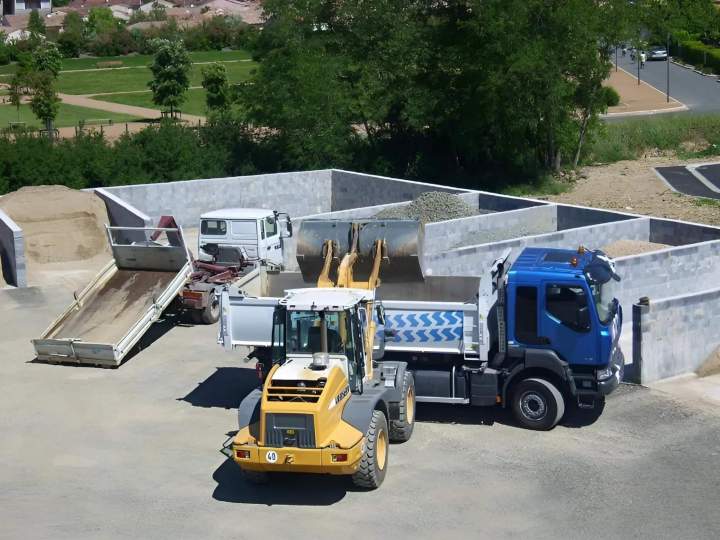 Solutions de location de bennes pour matériaux et déchets.